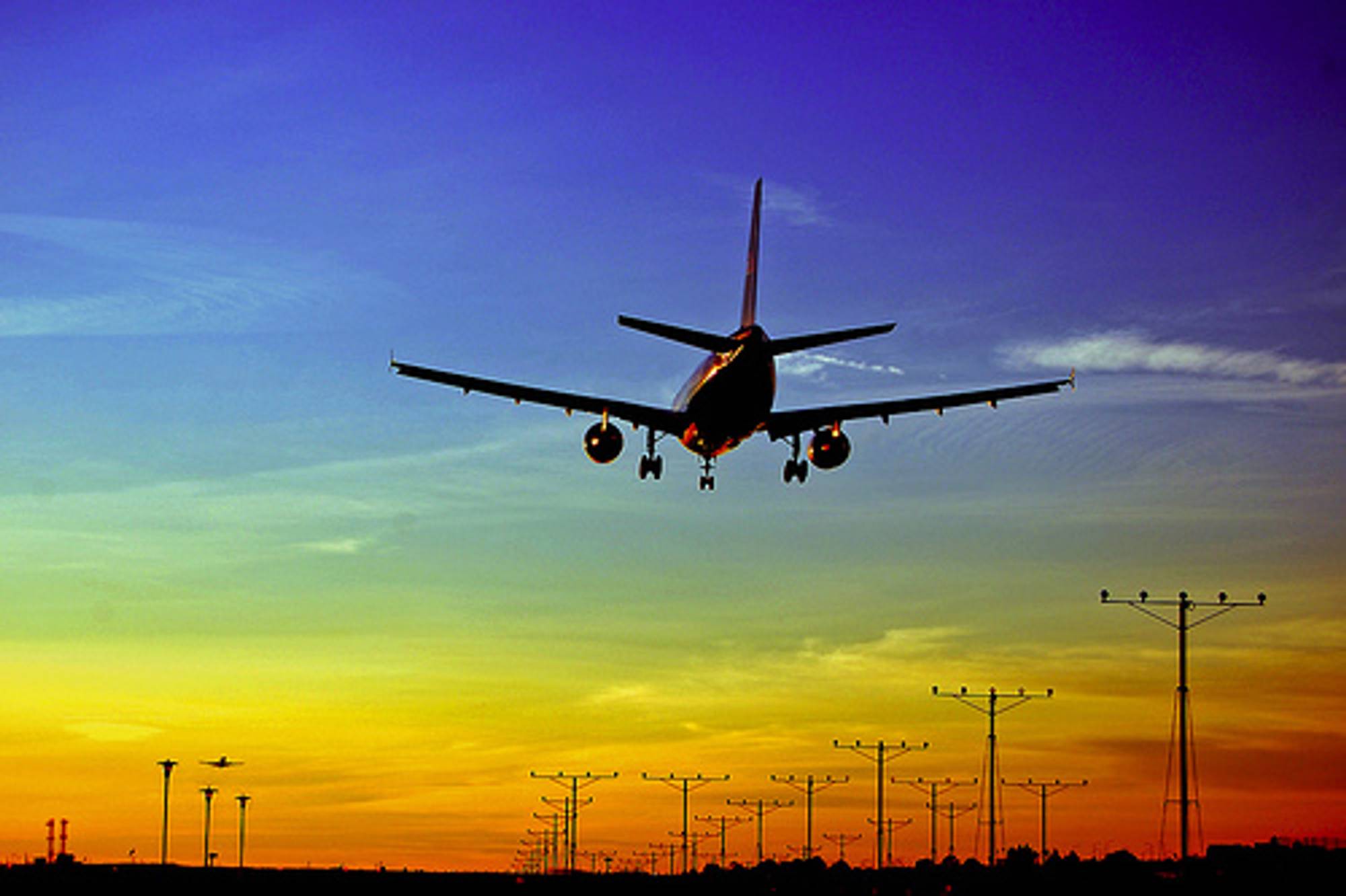 The plane is landing. Самолет фото. The plane is landing. Картинка самолет идет на посадку. Взлет самолета.