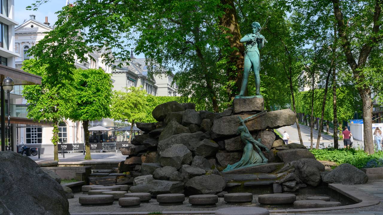 Statue av komponist Ole Bull på Nedre Ole Bulls plass. Laget av kunstner Stephan Sinding.