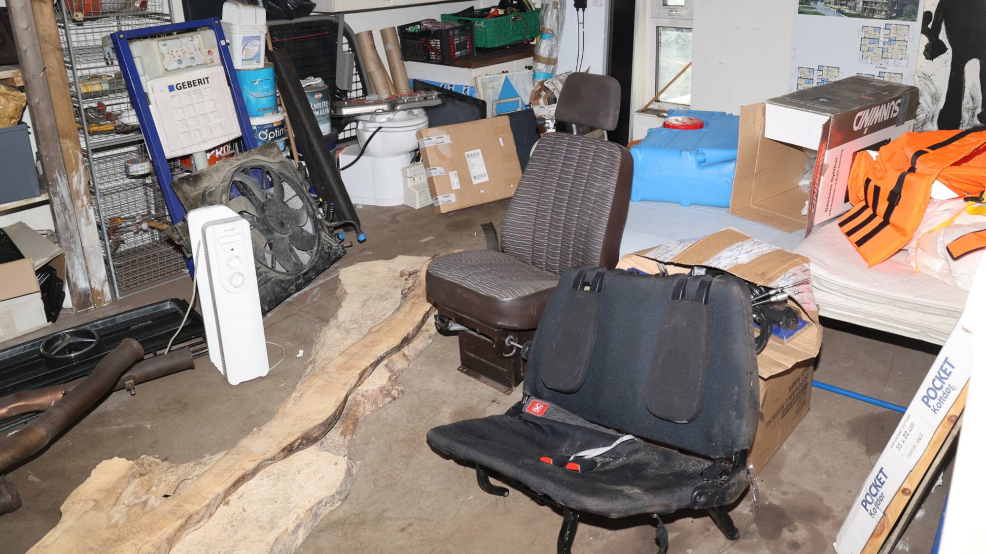 Her vart ein mann stripsa fast i bilstol og torturert.