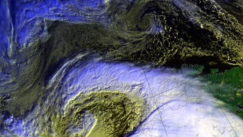 KRAFTIG VIND: Det blir eit heftig døgn i Nordland og Troms, med fare for store nedbørsmengder og kraftig vind. Slik var stoda klokka 10 måndag.