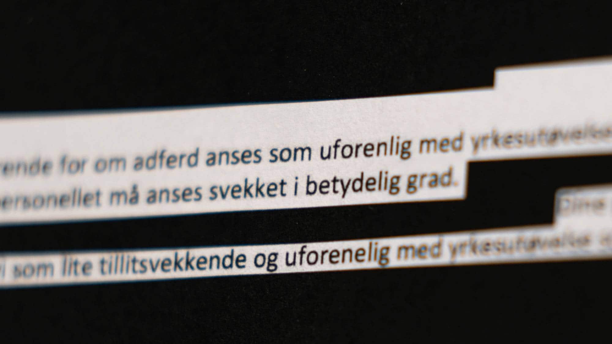 nærbilde av dokumentet med svart bakgrunn