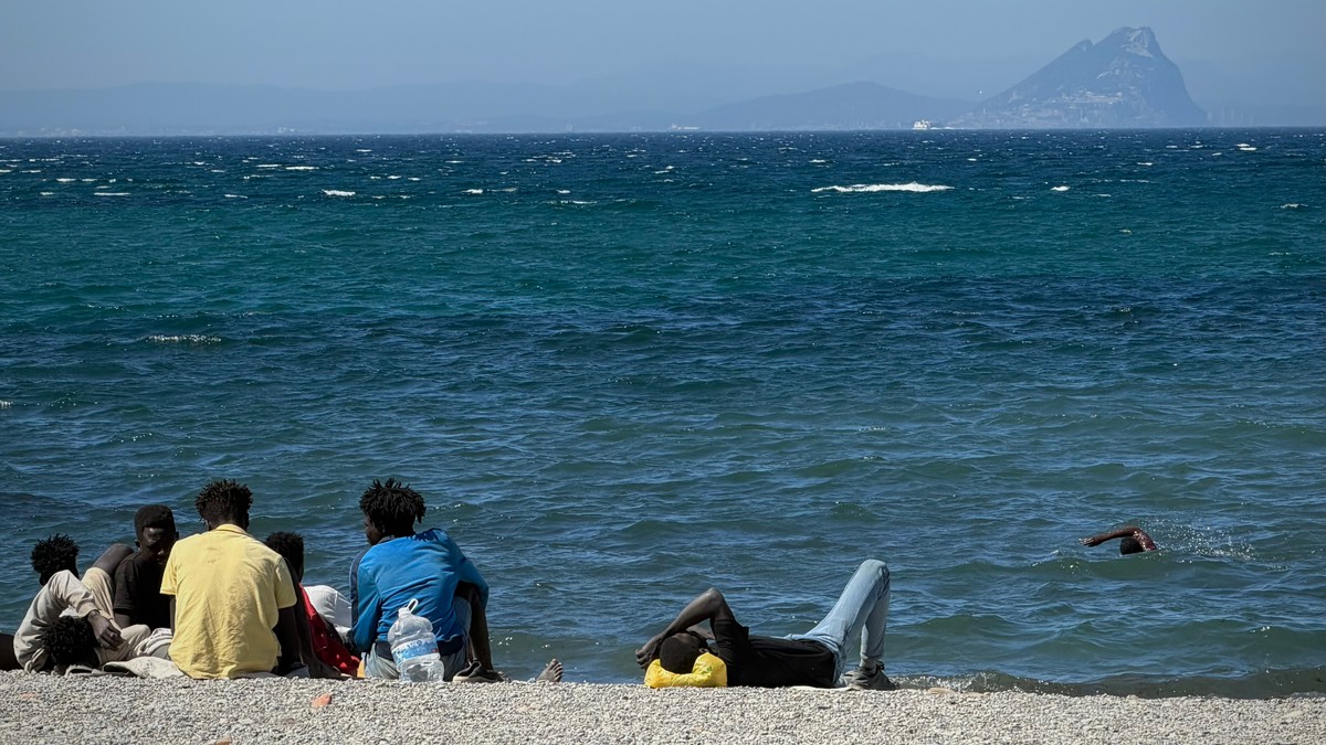 Utsikten til Europa held draumen i live Eg går ned på stranda i Ceuta der det yrer av liv. Lokalbefolkninga kjenner seg invaderte. Kommentarfelta koker over. For min eigen del får eg ei kjensle av å møte kjentfolk.