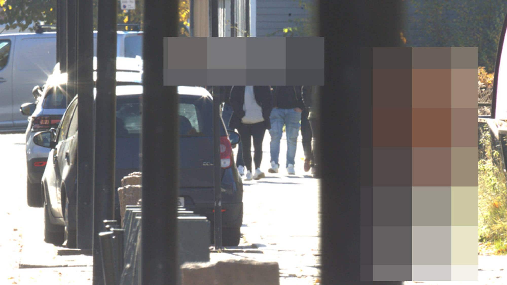 Sladdede personer på gata