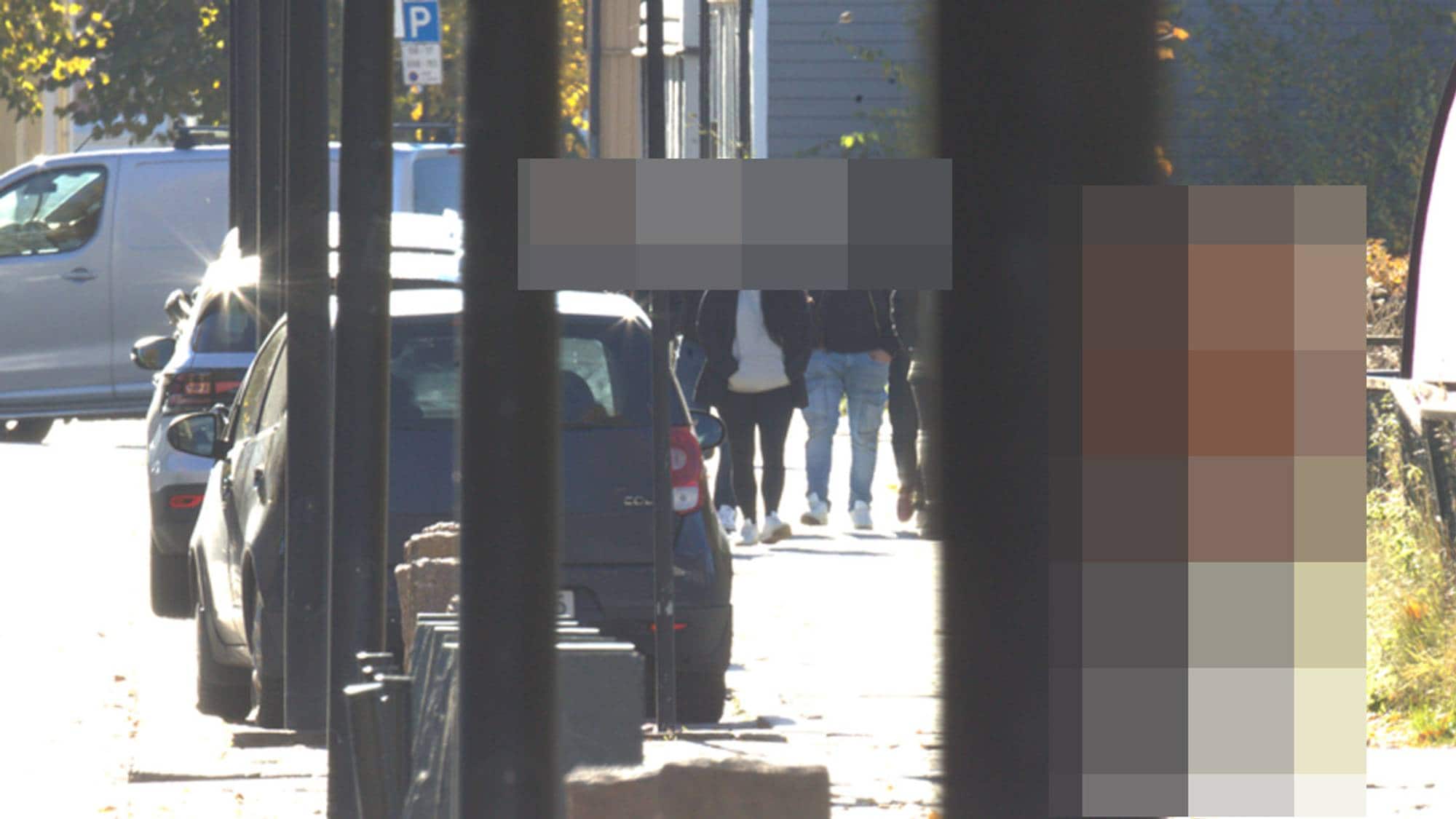 Sladdede personer på gata