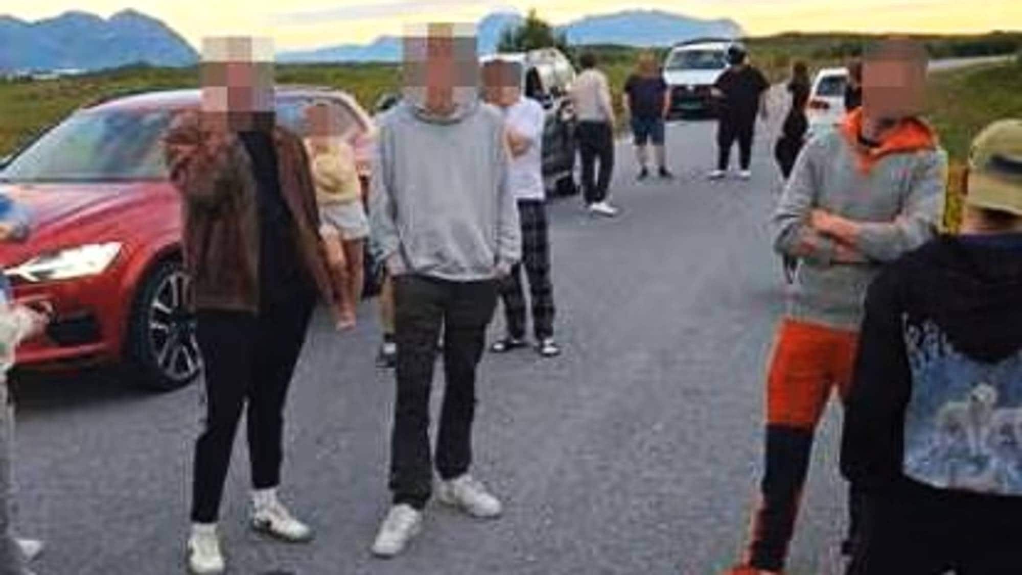 Fleire i lokalbefolkinga i Laukvik møtte opp for å stoppe dei to turistane som er sikta for fleire brannar 