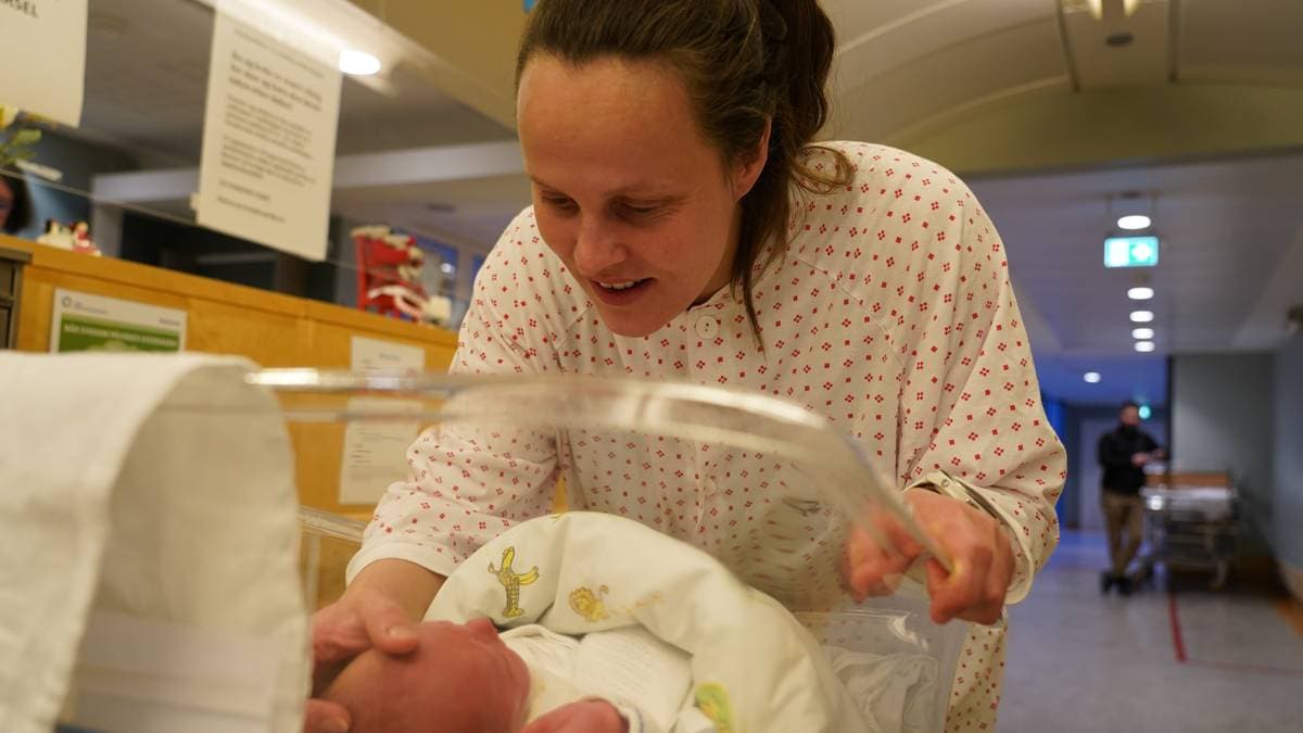 Har forsket på norsk barselomsorg: – Omsorg kastes ut med badevannet