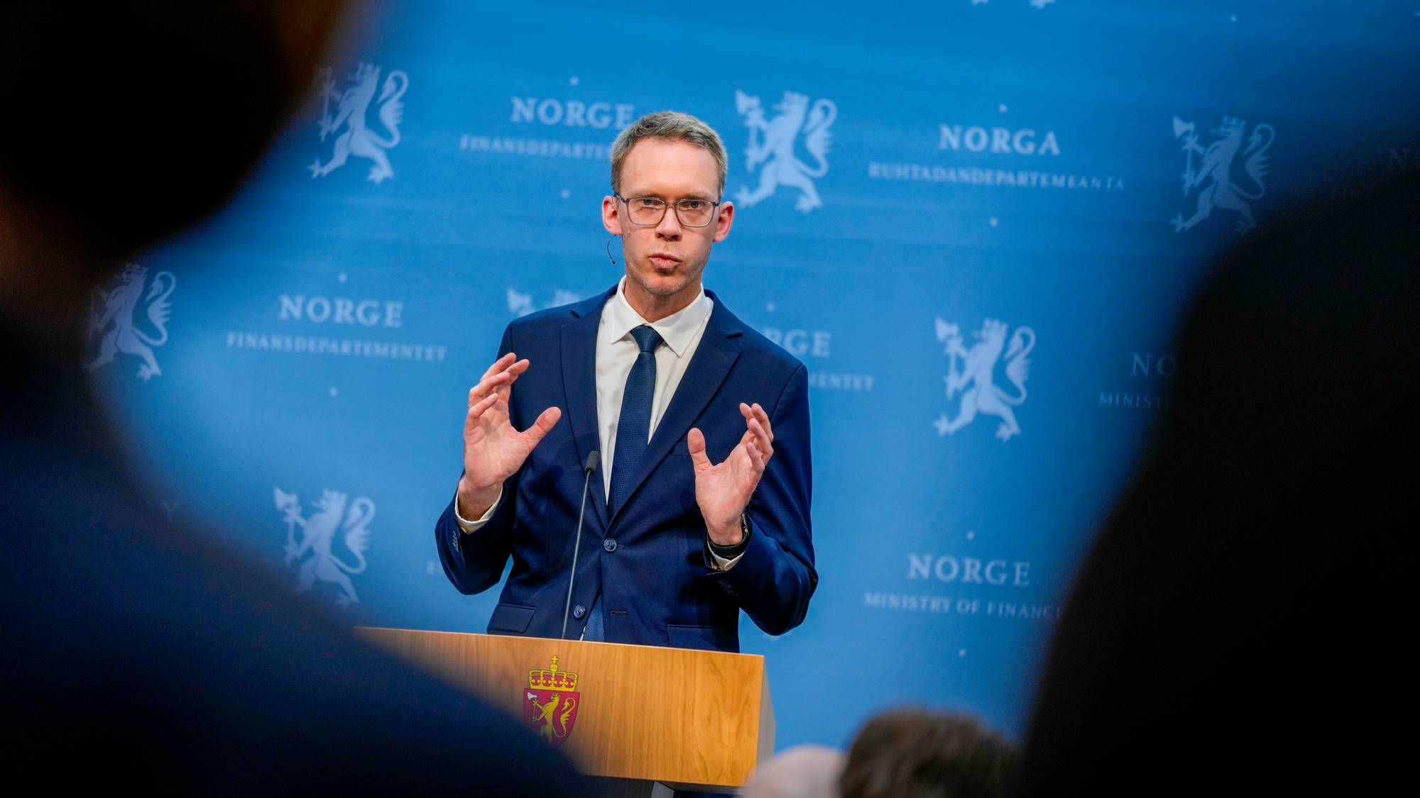  Skattekommisjonens leder Eigil Knutsen snakker for publikum