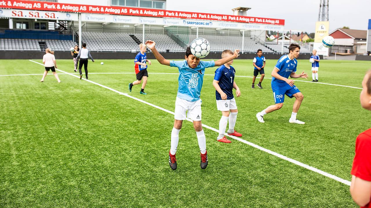 SFO-barn fra Sandesundveien skole får spille fotball med heltene i Sarpsborg 08