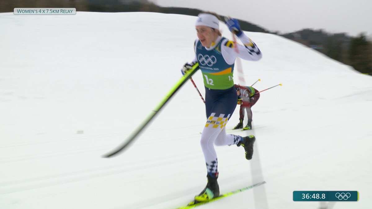 Norsk stafettgull etter utrolig drama – her går svensken på én ski