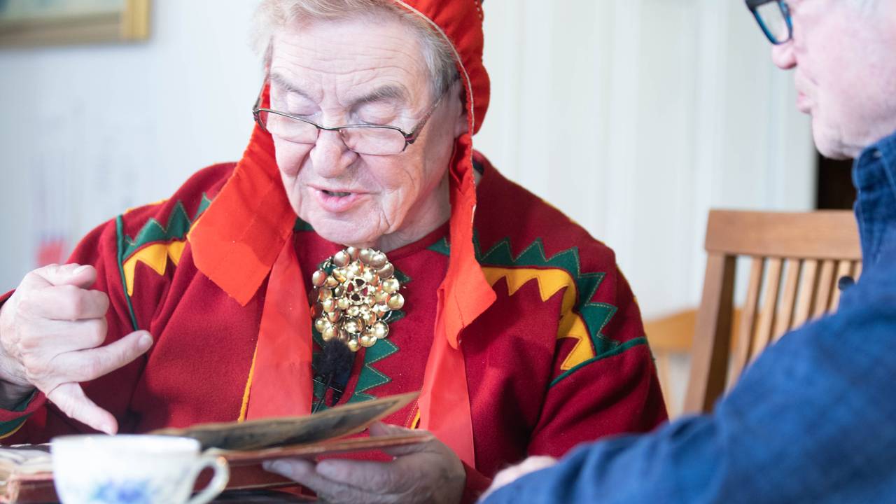 Astrid Jonskareng ser ned i albumet og smiler