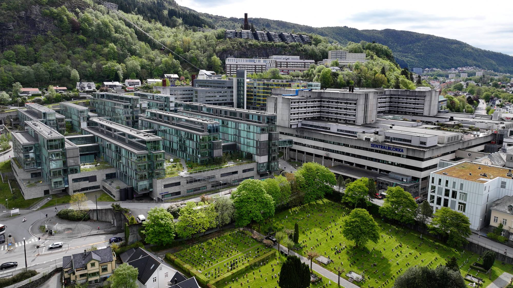 Flyfoto av Haukeland universitetssjukehus i Bergen med Sentralblokka og omkringliggende bebyggelse. (Bildebeskrivelsen er laget av en KI-tjeneste)