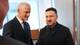 Geir Olsen / NTB Jonas Gahr Støre hilser på Ukrainas president Volodymyr Zelenskyj i et kontorlokale.