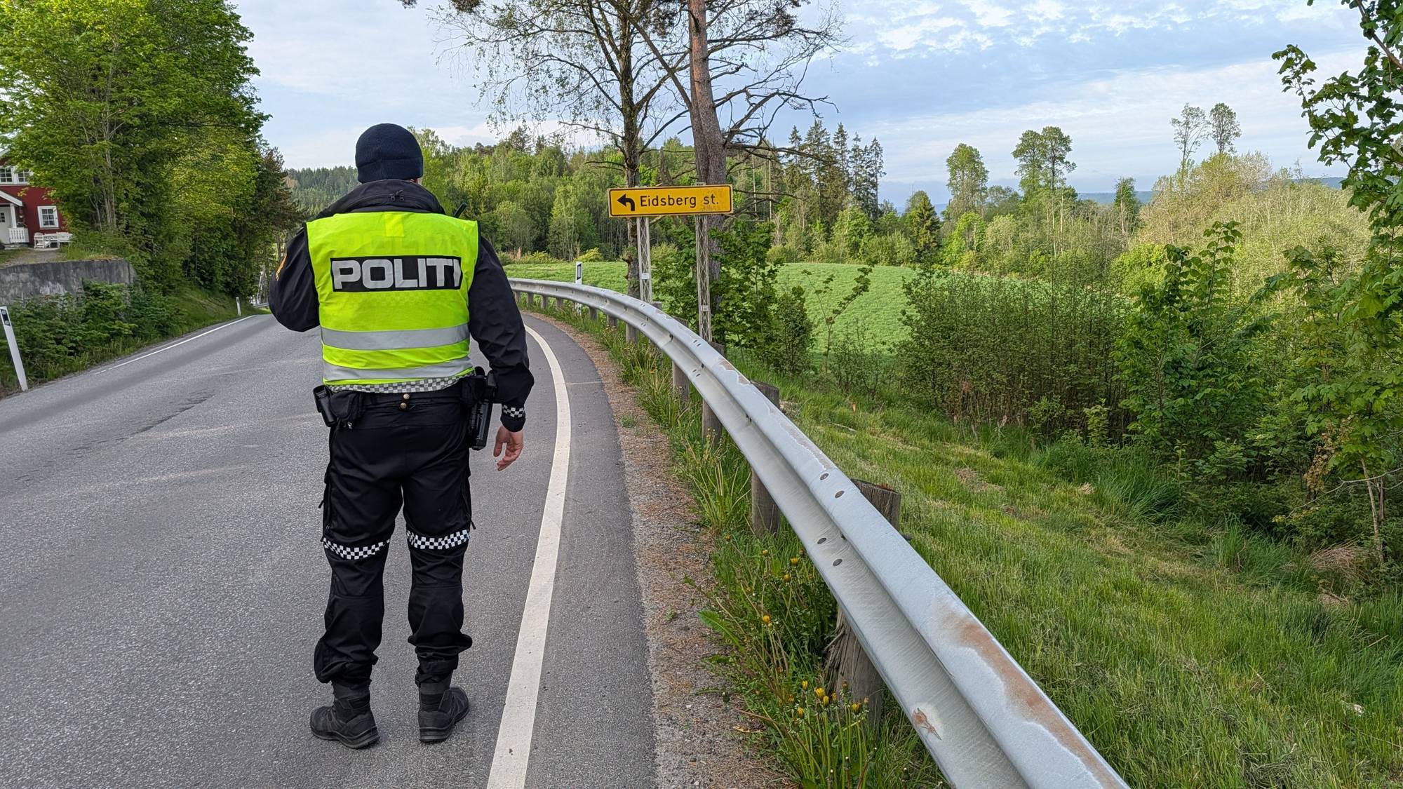En mann i politiuniform står i veien