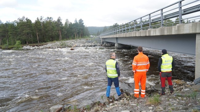 Vannstanden ved Garrajohka bru er nå så høy at Statens Vegvesen har stengt veien for trafikk frem til mandag klokken 10:00.
