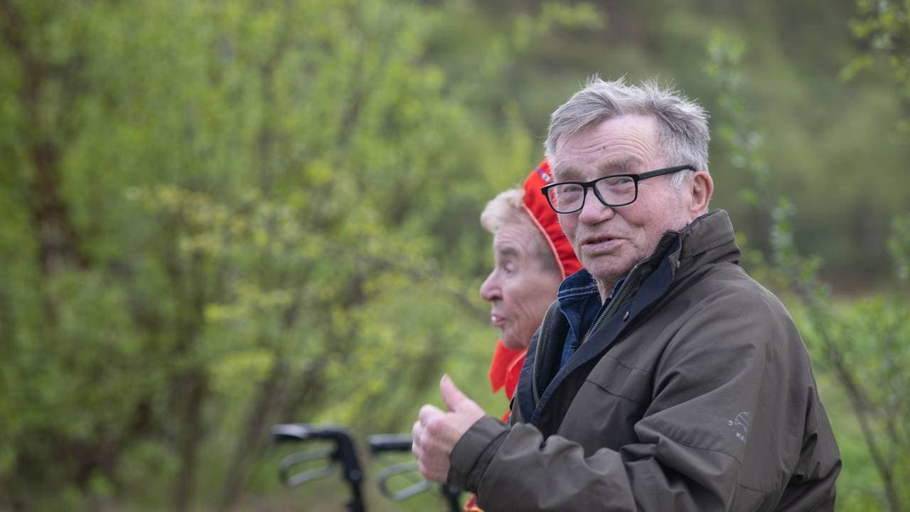 Fritdjof Berglund ser i kameraet med en mygg i pannen
