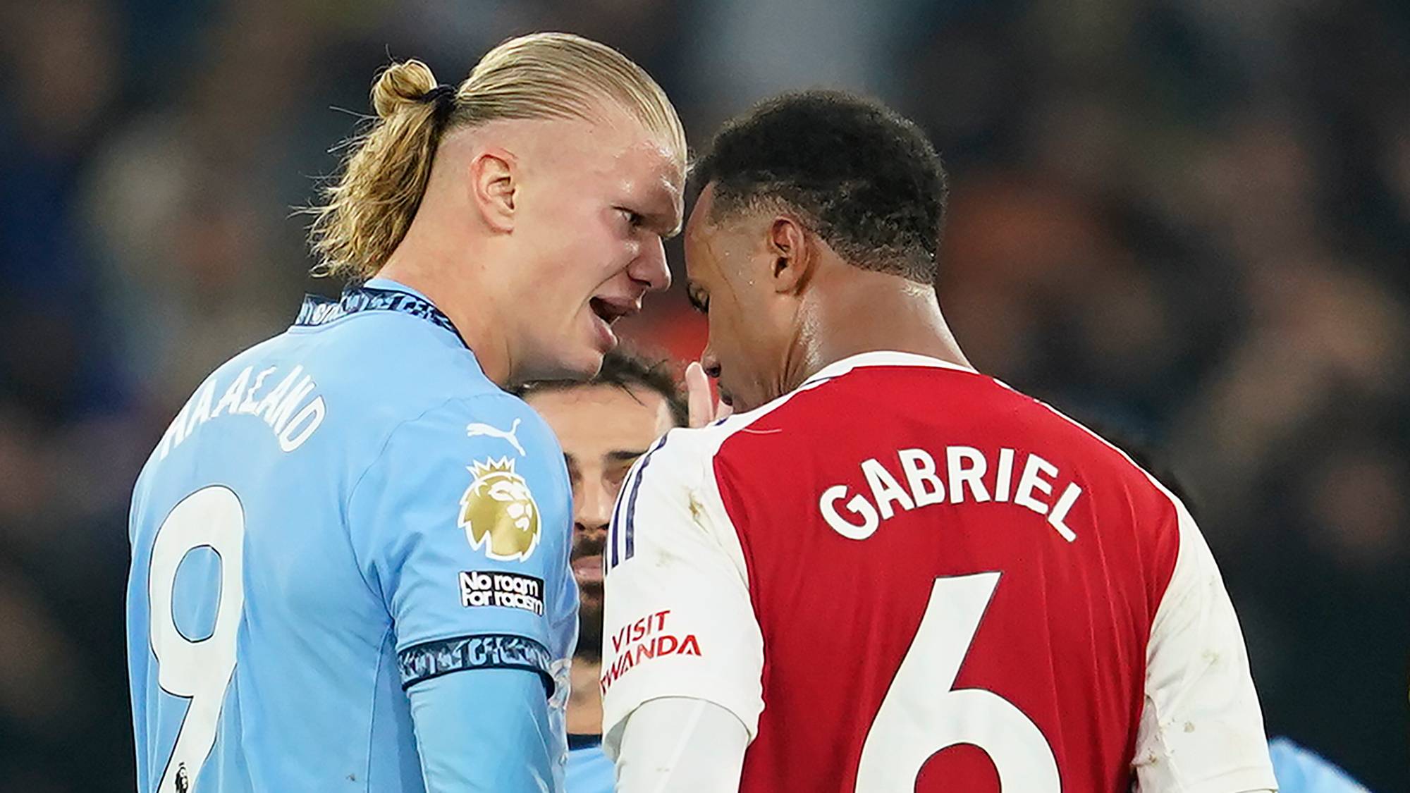 Erling Braut Haaland og Gabriel Magalhães i en samtale på fotballbanen. (Bildebeskrivelsen er laget av en KI-tjeneste)