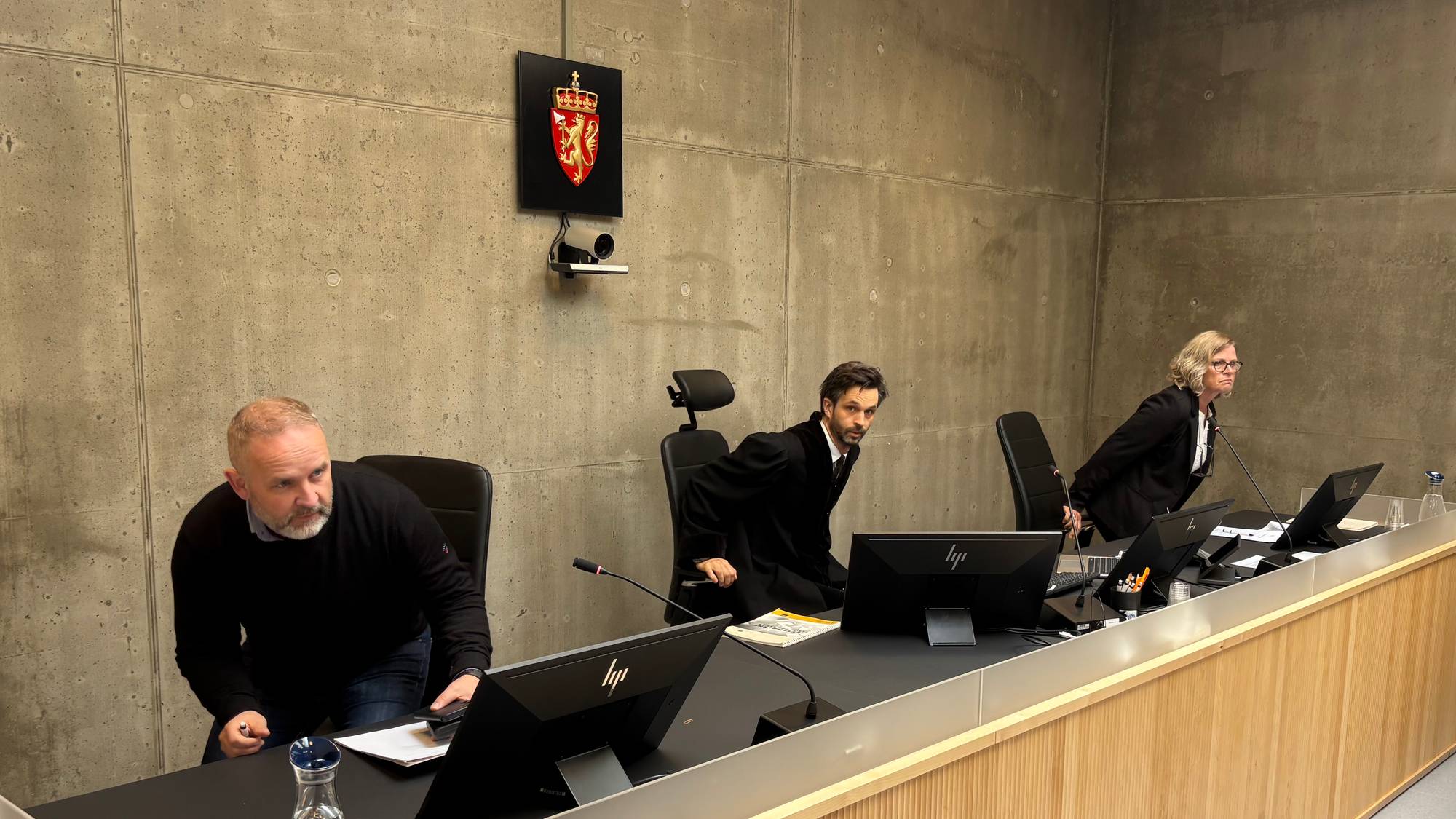 Tingrettsdommer Ulrik Sverdrup-Thygeson og to meddommere setter retten.