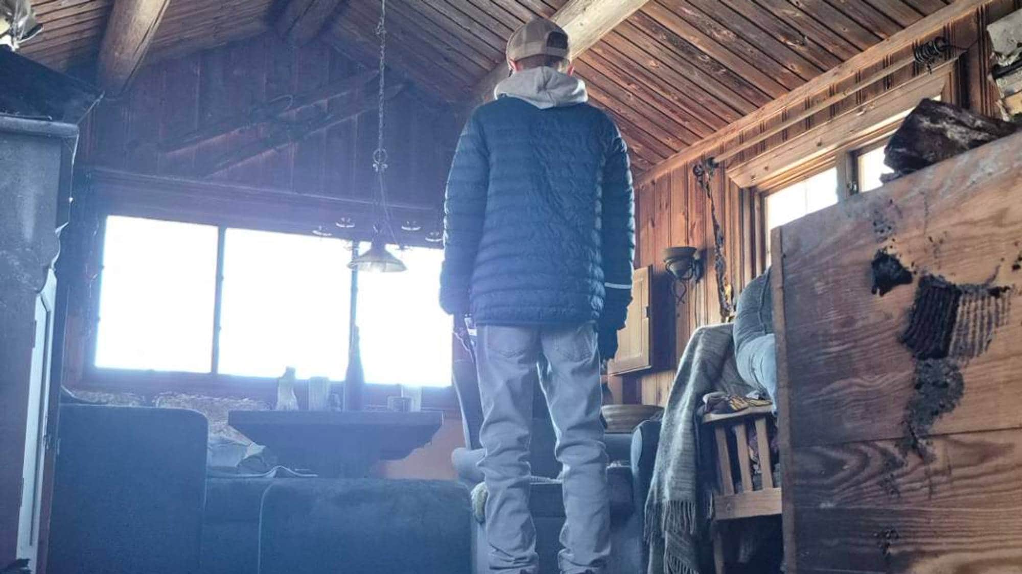 Bilde av Jakob i hytta på Fefor