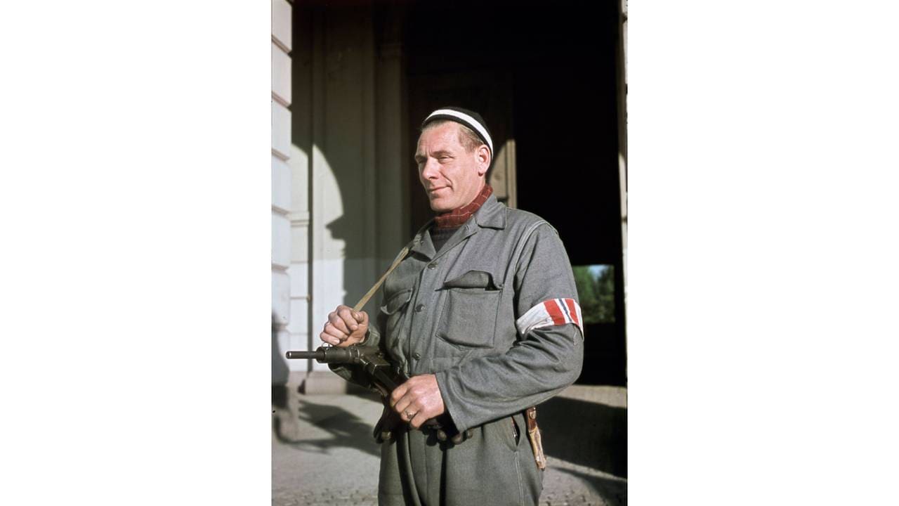 Blant Milorgsoldatene på slottet er blant annet OL-vinneren i kombinert fra 1936, Oddbjørn Hagen.