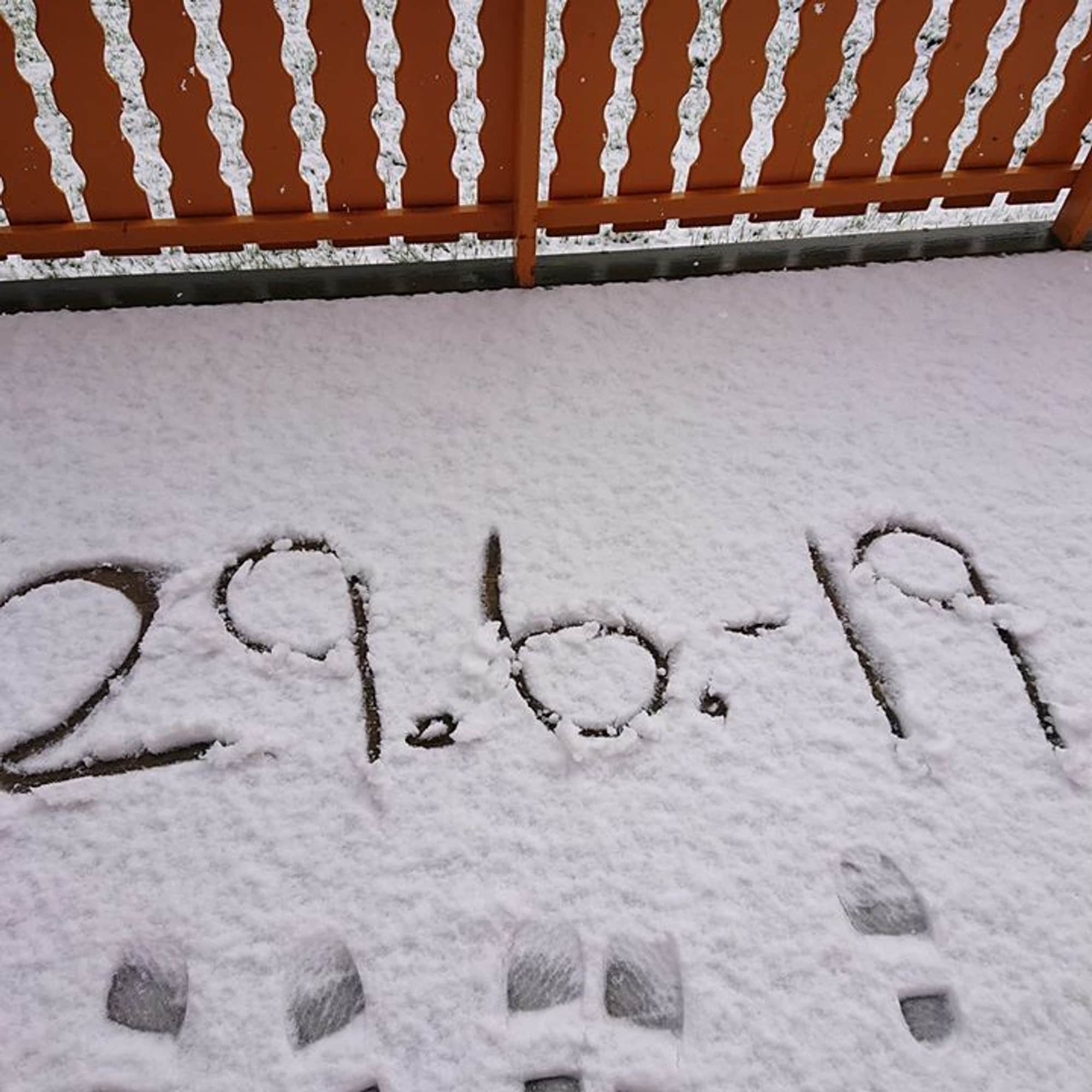 Надписи на снегу крепитесь люди скоро лето