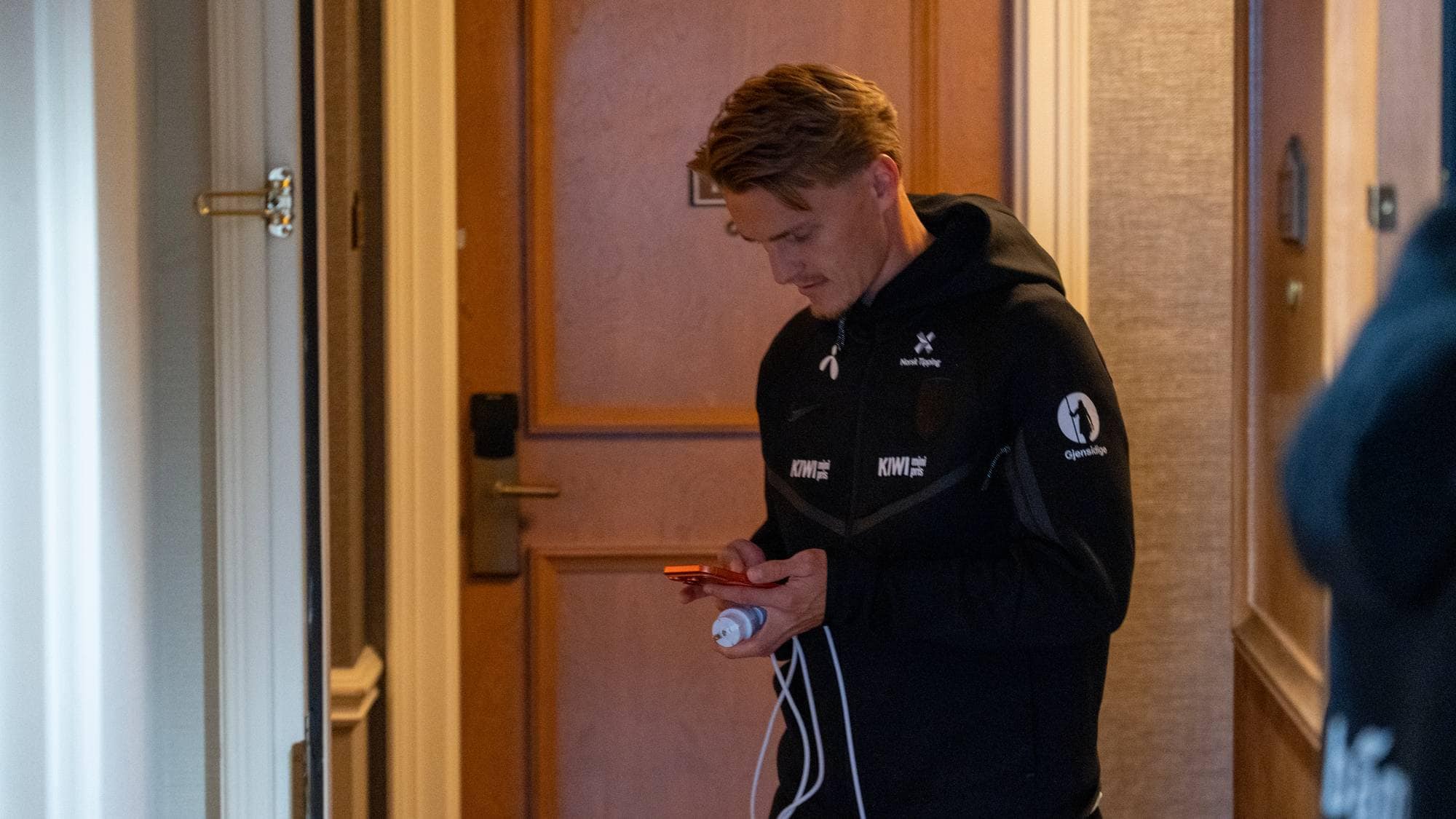 Norsk fotballspiller på et hotellrom blir intervjuet