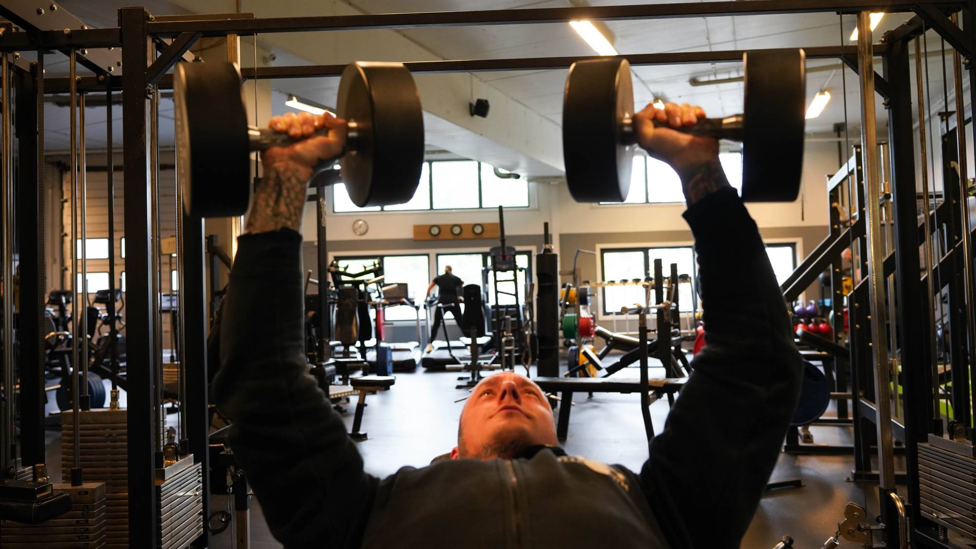 Robin trener på treningssenter i Trondheim