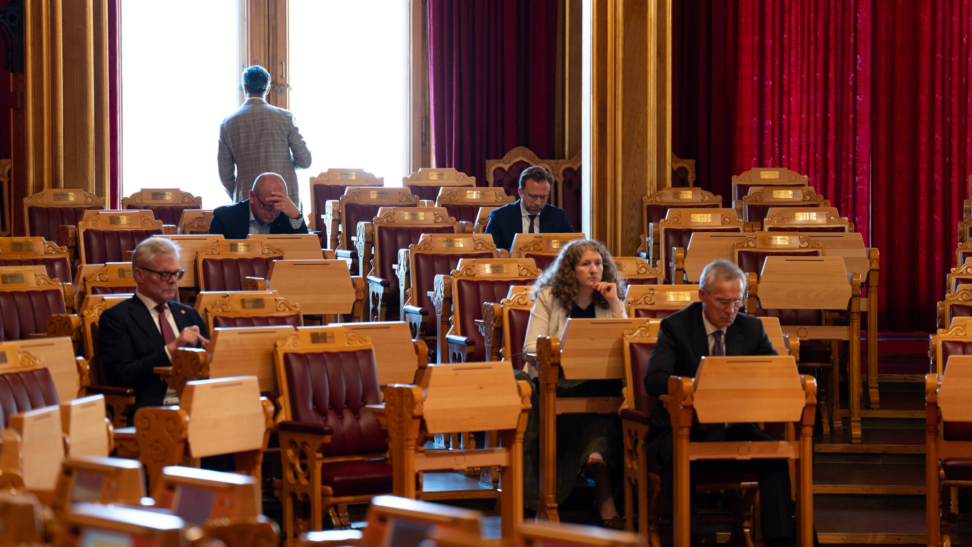 Fem politikere sitter i stortingssalen
