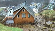 Jordmassene presser inntil til den ene veggen på huset i Åbødalen i Sauda. Huset er ubebodd.