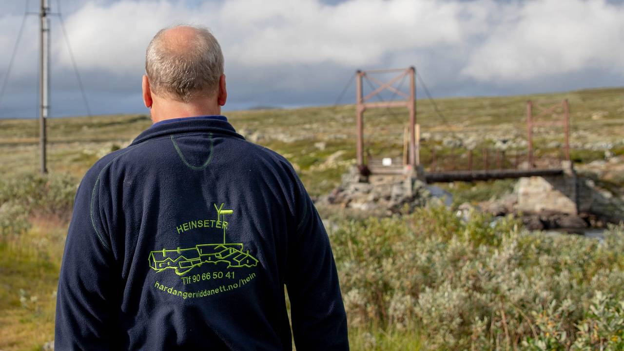 Knut Harald Brekke foran vindmølla som har stått på Heinseter