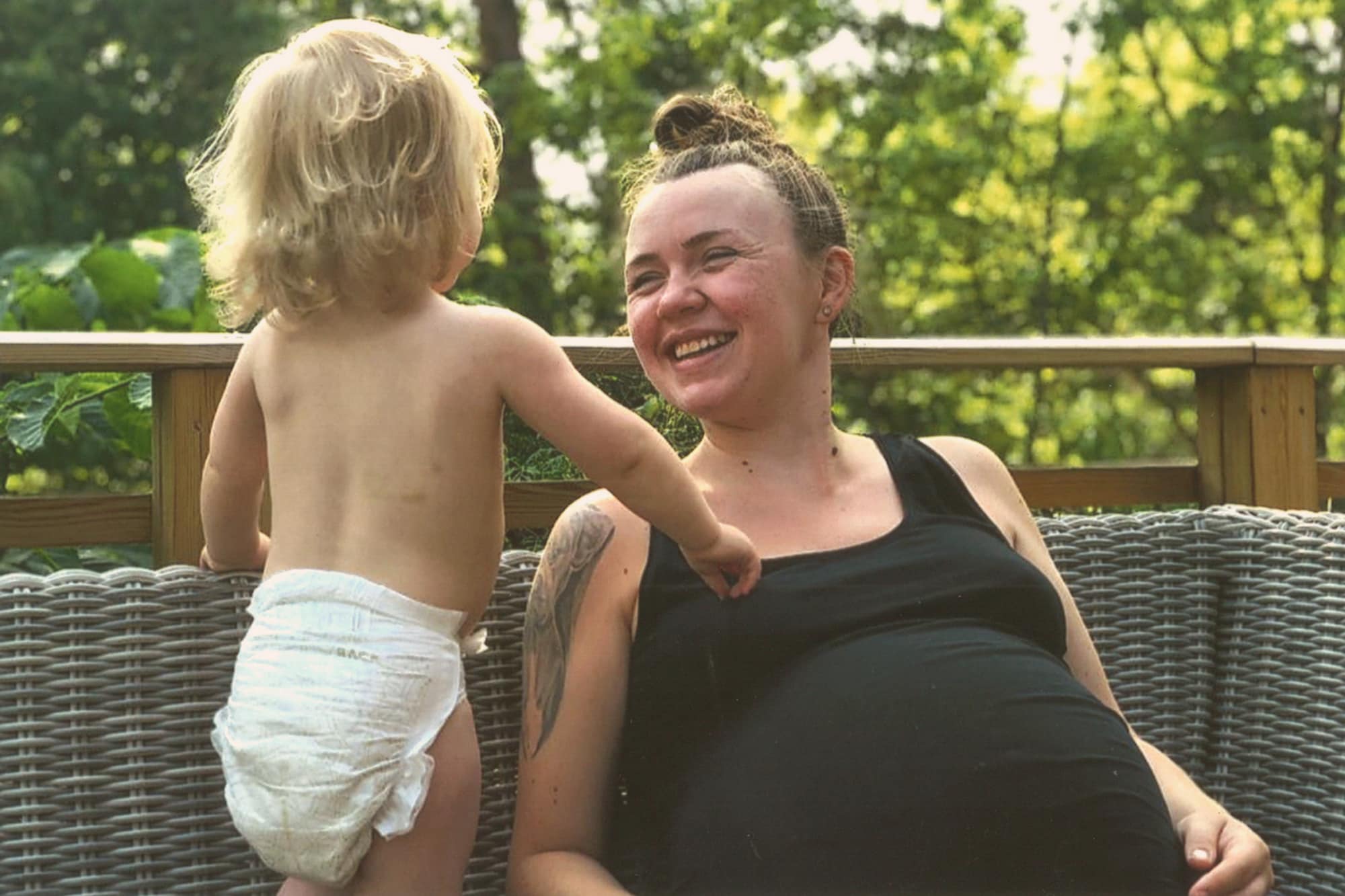 Portrett av Amanda og et av barna.