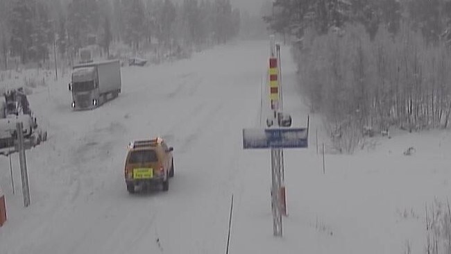 VANSKELEG: Følgjebil gjer seg klar til å køyre kolonne over Strynefjellet laurdag føremiddag.