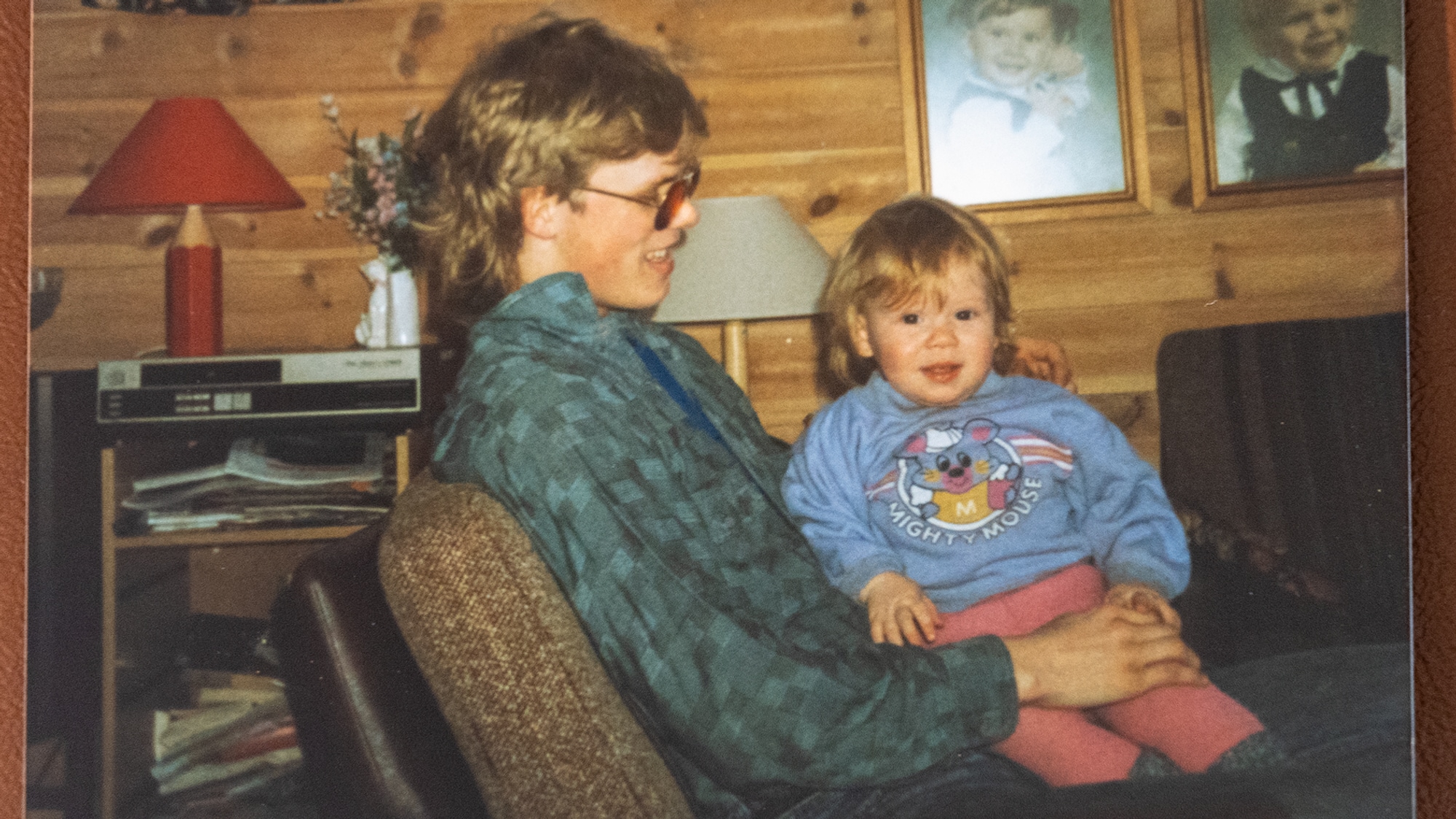 Ung mann med liten gutt på fanget