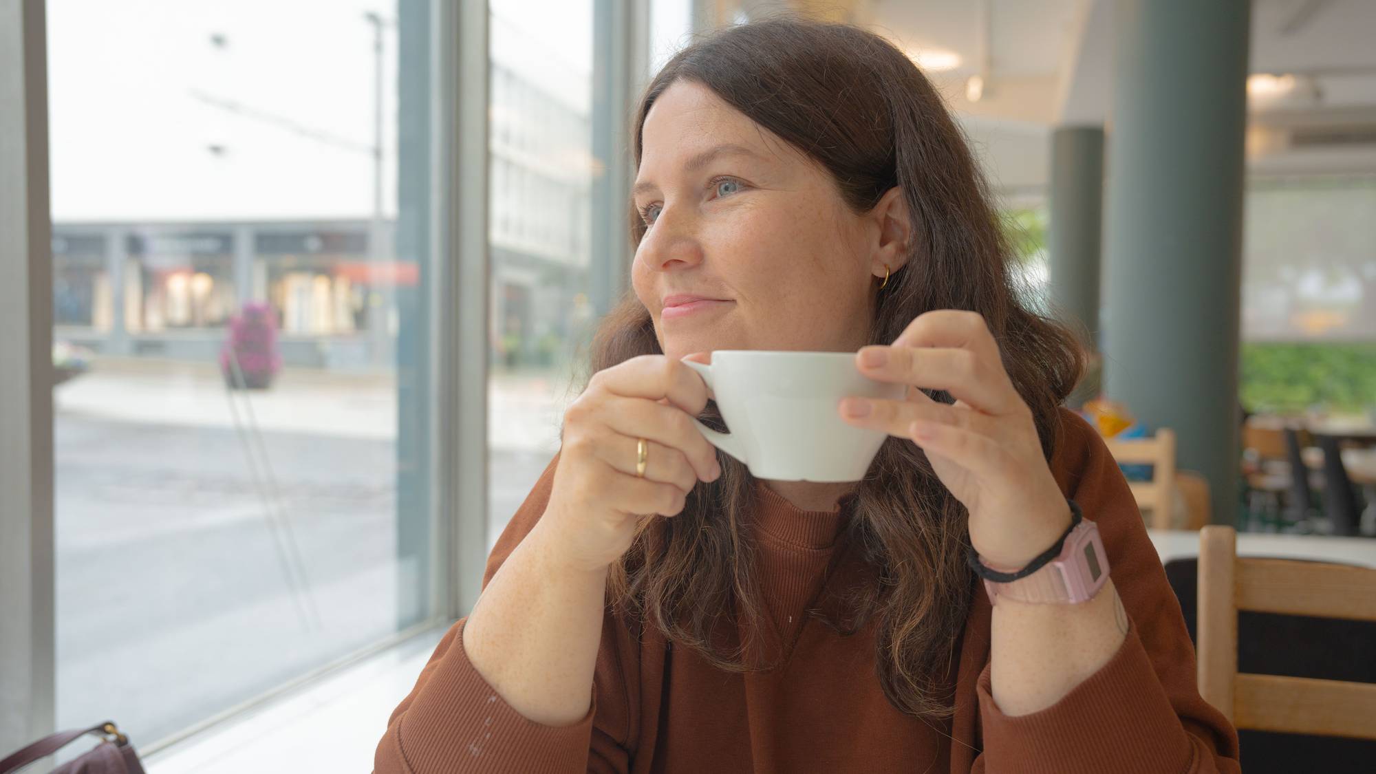 Kvinne med kaffekopp