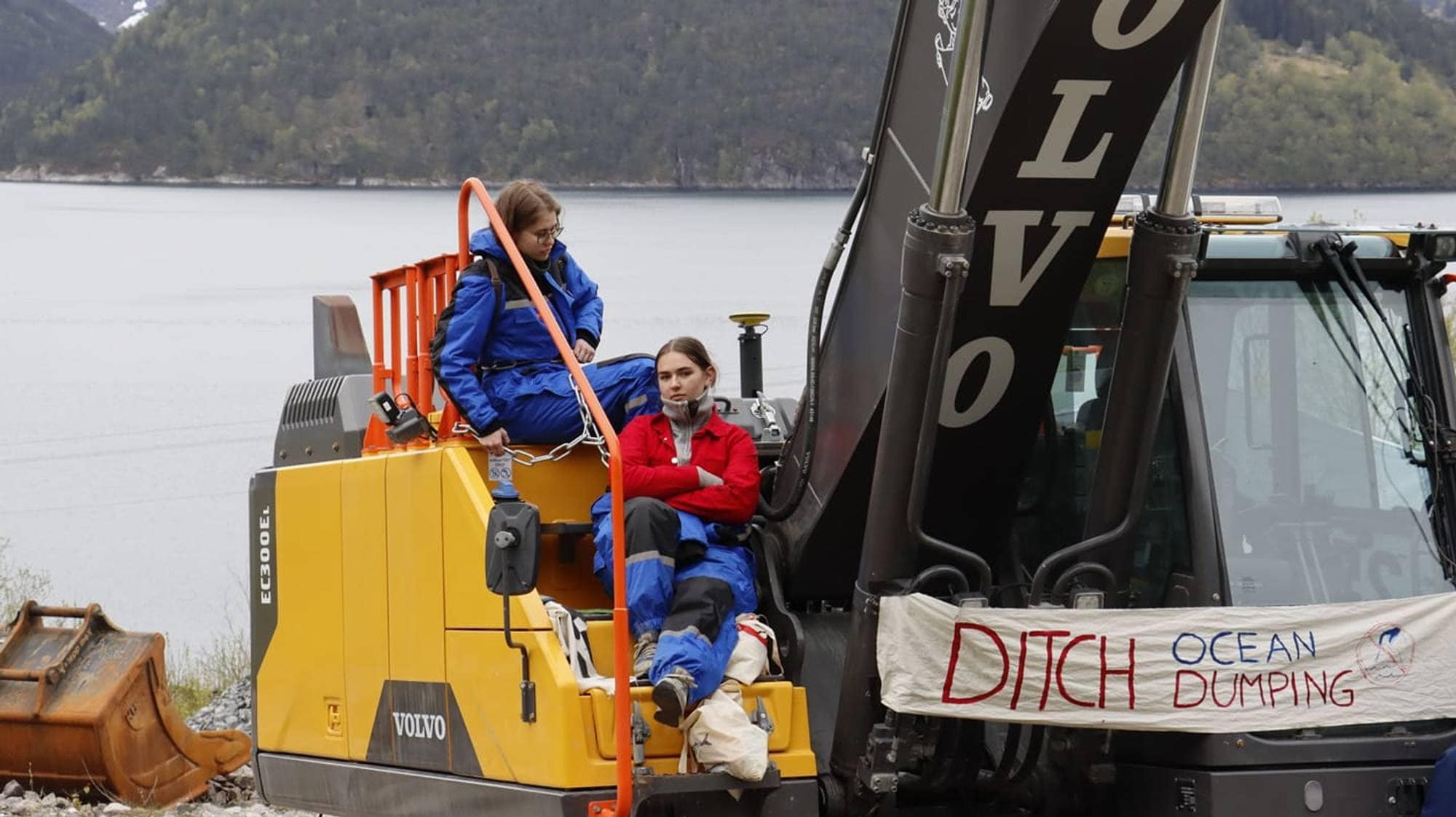 Fastlenka i gravemaskiner i Vevring