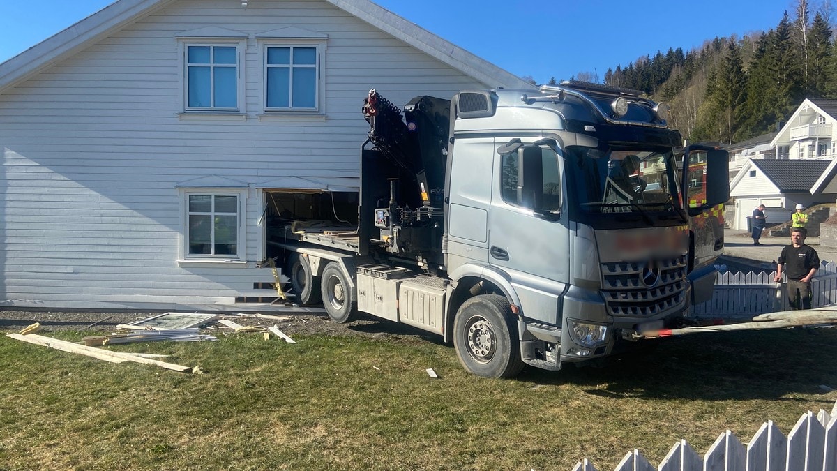 Lastebil krasjet inn i hus