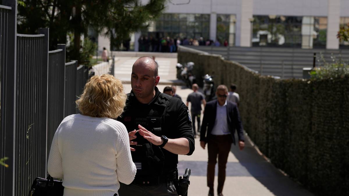 Gresk politi på jakt etter 89-åring skytter
