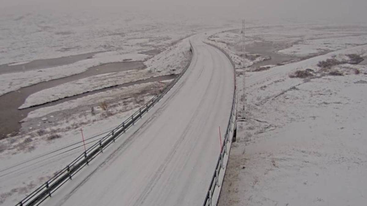 Snø på Saltfjellet - vurderer å stenge vegen