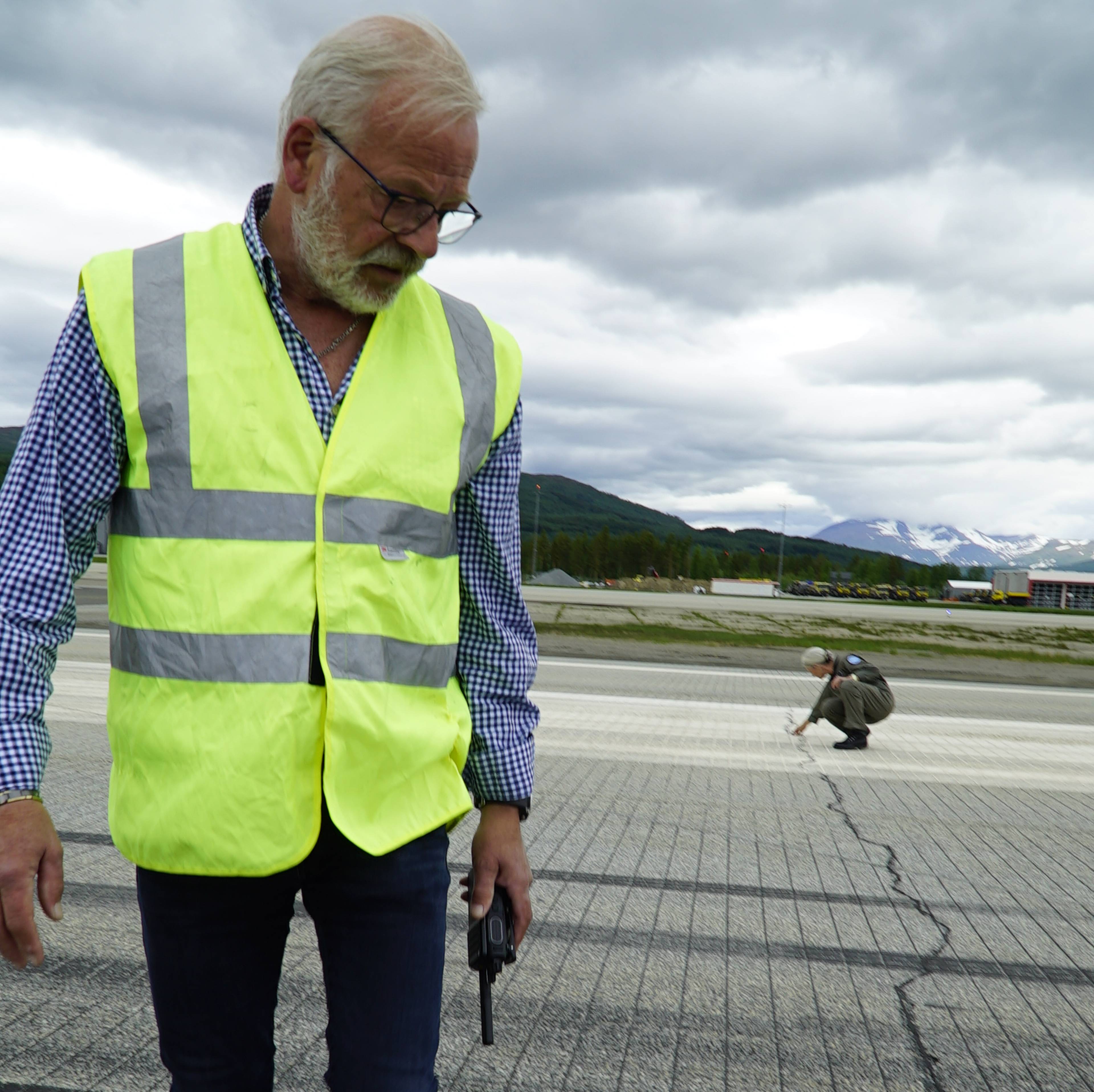 Sikkerhetsansvarlig på Bardufoss, Esben Melby, inspiserer rullebanen. Sjef ved 131 Luftving, Cathrine Thorshaug-Wang i bakgrunn.