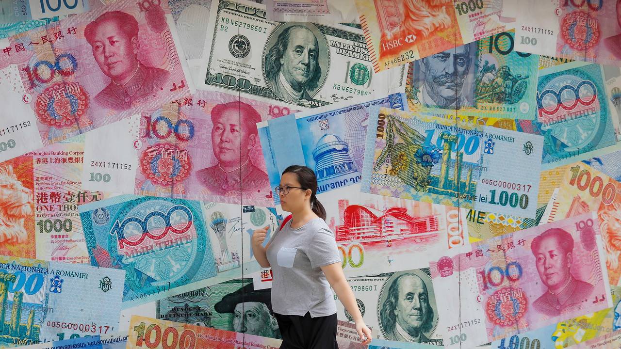 Veggen på eit valutakontor viser blant anna russiske Rublar og kinesiske Yuan.