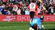 Scott Heppell / REUTERS,NTB En fotballspiller i rød-hvit drakt med nummer 20 feirer mål foran et publikum. En annen spiller med nummer 9 står ved siden av. En målvakt i blå drakt ligger på bakken. (Bildebeskrivelsen er laget av en KI-tjeneste)
