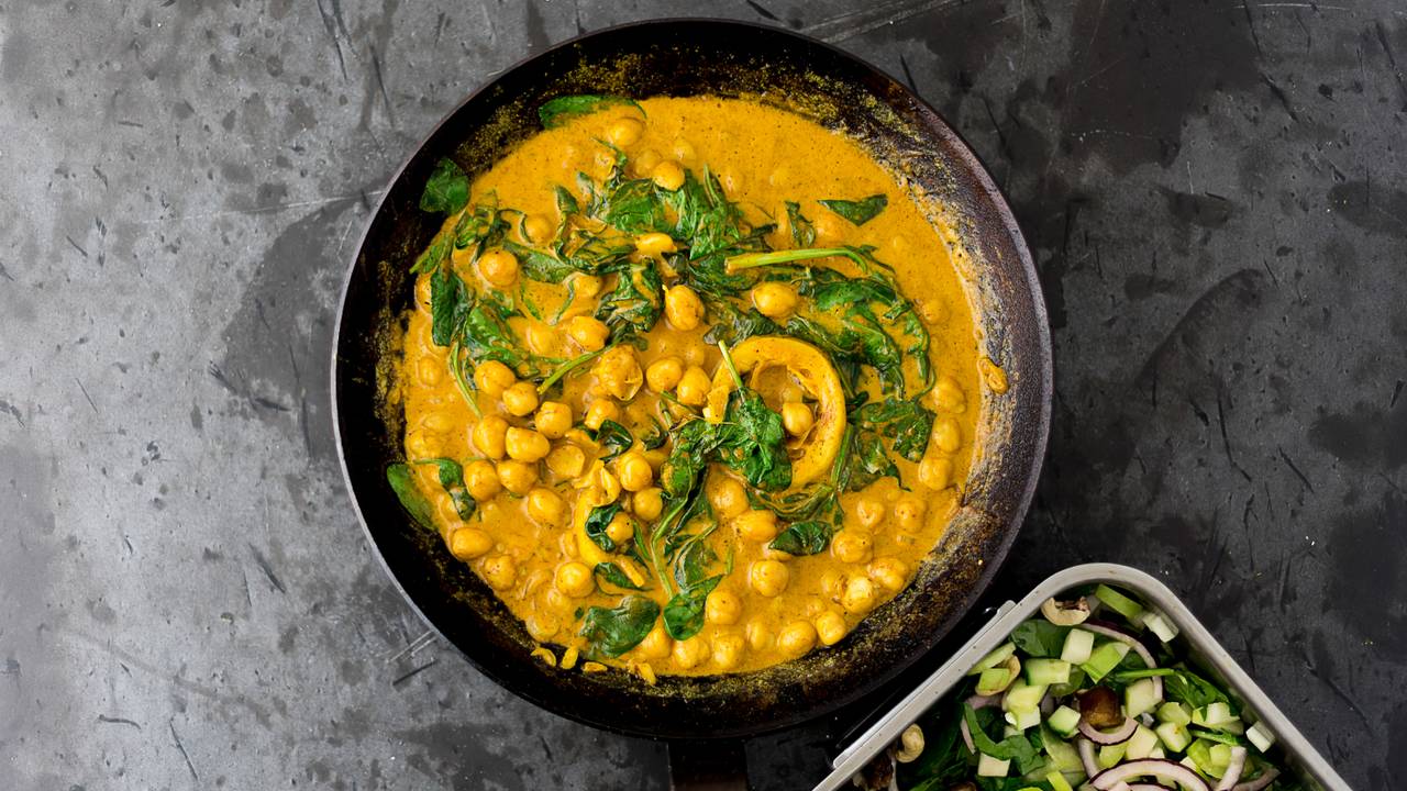 Indisk Curry med kikerter, servert med syrlig salat med agurk, cashewnøtter og rødløk.