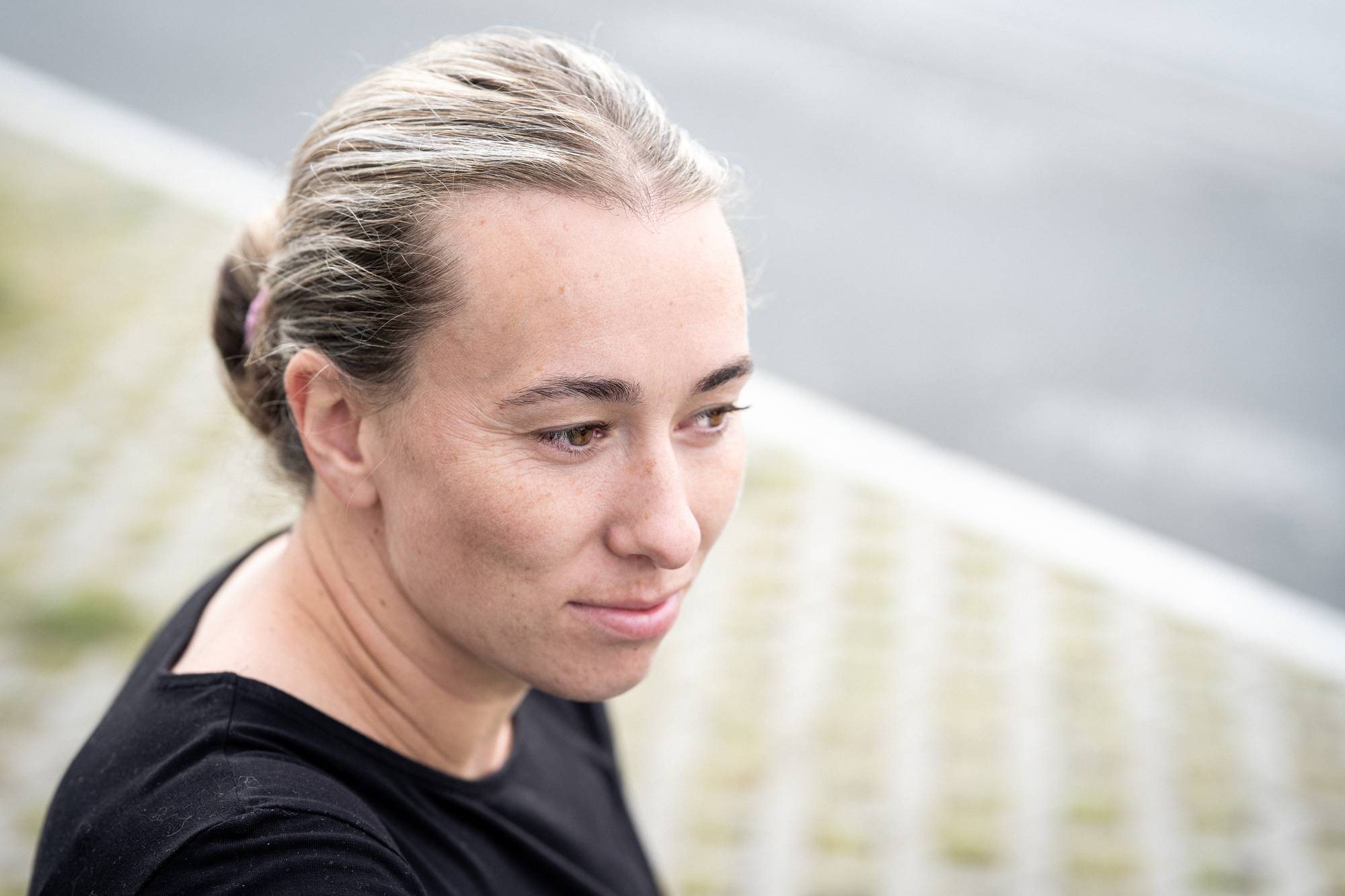 Portrett av en kvinne med oppsatt hår som ser til siden. (Bildebeskrivelsen er laget av en KI-tjeneste)