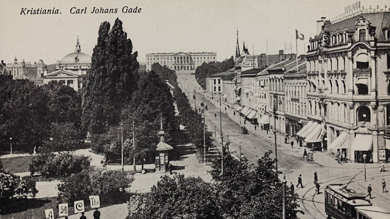 Postkort fra 1914 som viser Carl Johans Gade i Kristiania. Kristiania er tidligere navn på Oslo. Kristiania var en fornorsket skriveform for Christiania, som var navnet på Oslo fra 1624 frem til 1924.