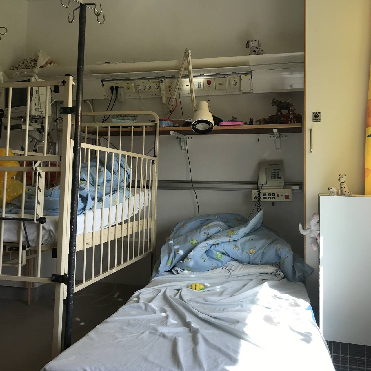 La figlia ha trascorso diversi mesi in isolamento.  Questo significa 12 metri quadrati da vivere senza possibilità di uscire a rischio di contrarre i batteri ospedalieri.
