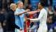 Carl Recine / REUTERS,NTB Erling Braut Haaland og Pep Guardiola hilser på en motspiller etter en fotballkamp. (Bildebeskrivelsen er laget av en KI-tjeneste)