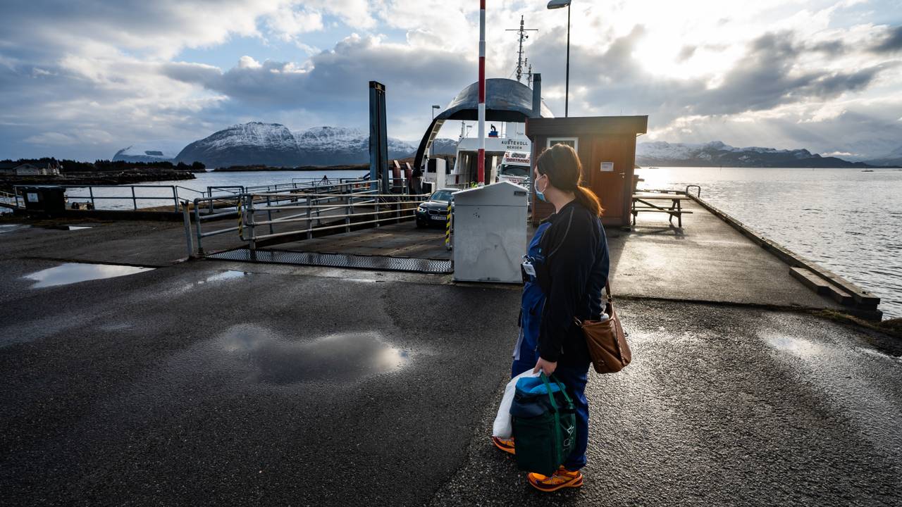 Marita Vattøy Guldbrandsen ved ferga på Voksa.