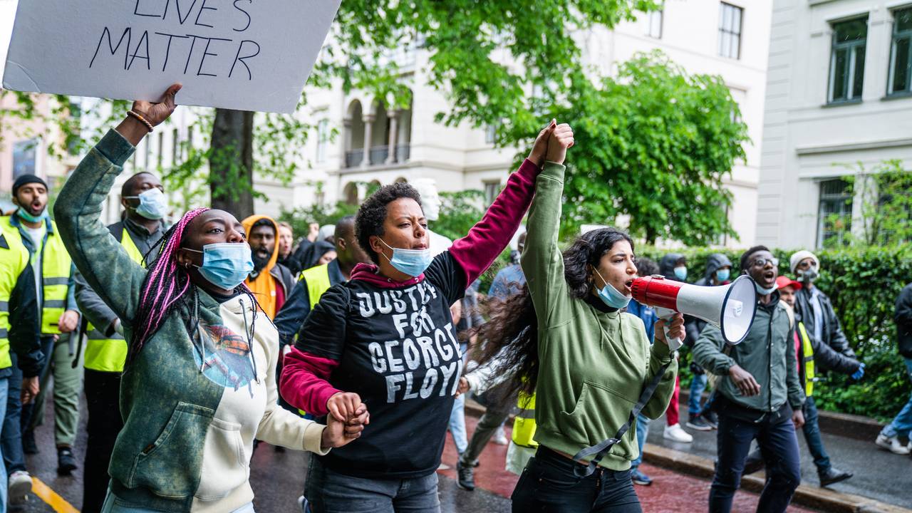 Tusenvis av demonstranter samlet seg 5. juni 2020 utenfor USAs ambassade på Makrellbekken i Oslo, og gikk i tog til sentrum ved Stortinget. Demonstrasjonen skjer i etterkant George Floyd døde 25. mai i år, som følge av politiets voldsbruk under en pågripelse i Minneapolis, USA.Foto: Eskil Wie Furunes /