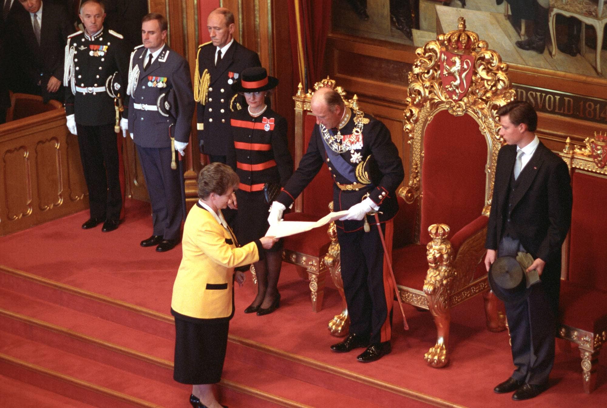 Statsminister Gro Harlem Brundtland gir trontalen til kong Harald i Stortinget i 1991