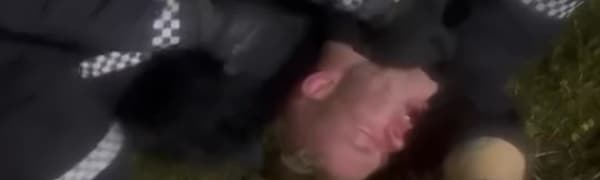Her blir Kevin holdt nede av politiet
