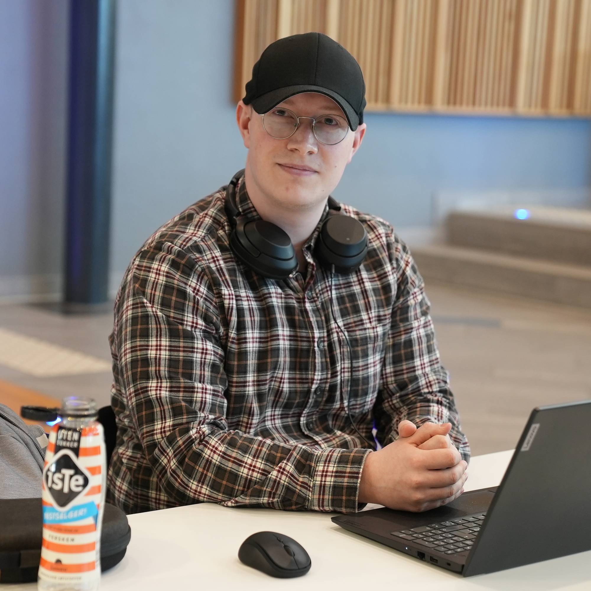 Studenter og professor om KI-juks på Universitetet i Agder.